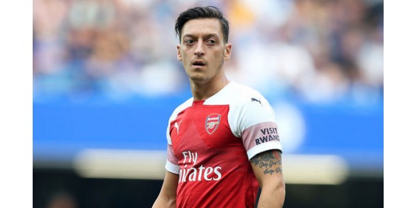 Mesut Ozil pozostanie w Arsenale
