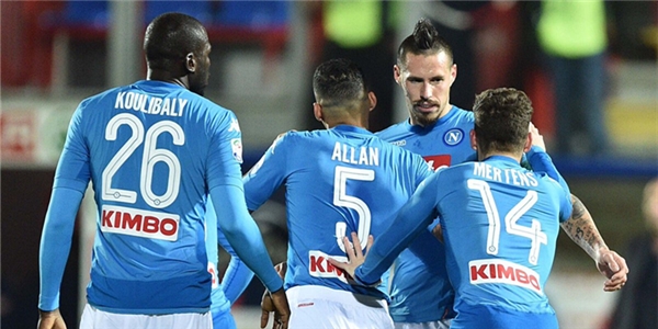 Serie A: noszenie ssc napoli koszulka Hamsik zwycięskiej piłki, napoli 1-0 Crotone zamknięty pół mistrz